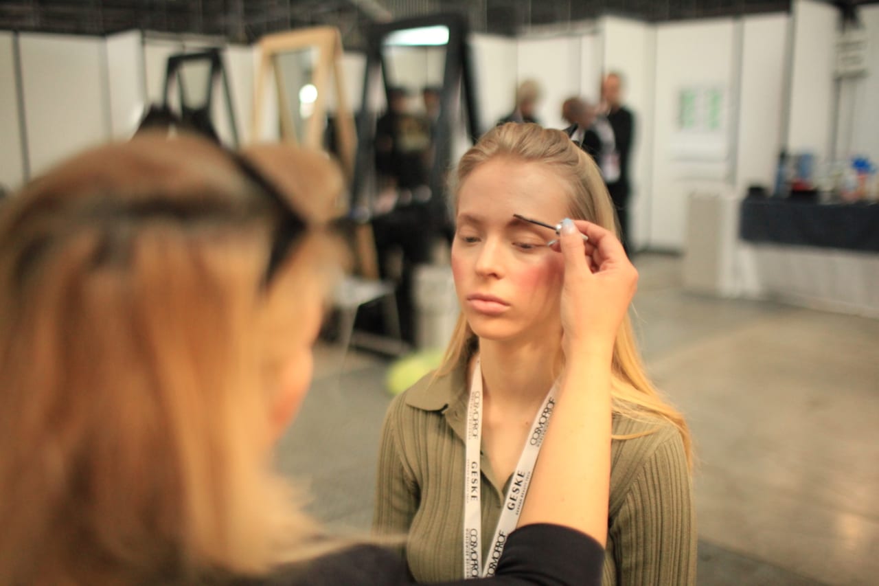 Prova di trucco su una modella durante un’esercitazione in aula.