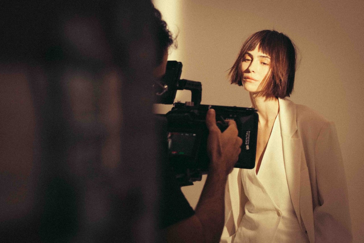 Backstage affollato durante la Milano Fashion Week, truccatori al lavoro sulle modelle.