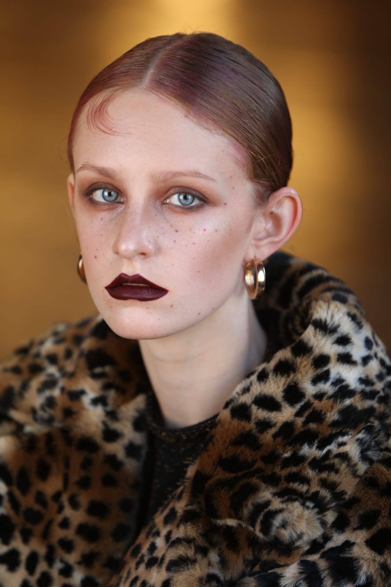 Ritocco del trucco a una modella poco prima dell’uscita in passerella.